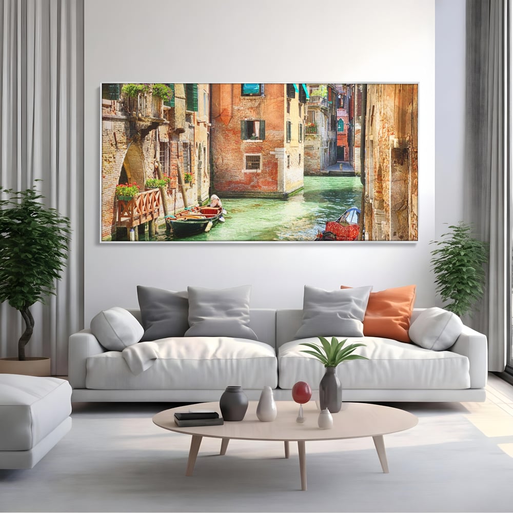 Tablou canvas cu tablou canvas cu peisaj din venetia, in rama de aluminiu argintiu, pe perete intr-un living